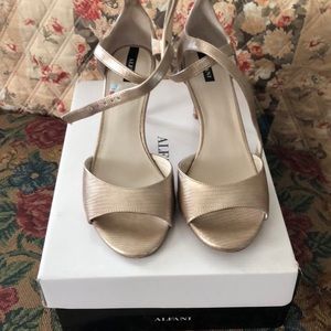 Alfani. Women dress shoes, champagne gold, size 8 1/2w.